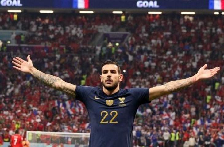 Selebrasi Theo Hernandez usai cetak gol saat Prancis kalahkan Maroko 2-0 untuk lolos ke final Piala Dunia 2022. (AFP)