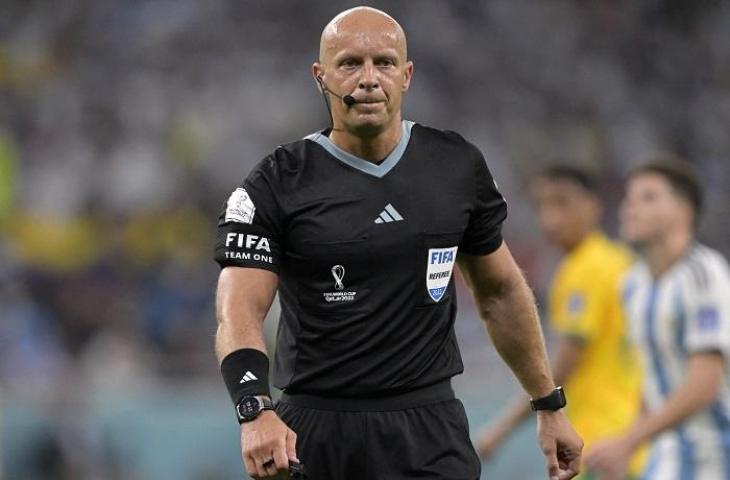 Wasit Szymon Marciniak saat pimpin laga Argentina vs Australia di Piala Dunia 2022. (JUAN MABROMATA / AFP)