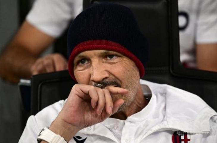 Pelatih Sinisa Mihajlovic, saat menyaksikan pertandingan AC Milan melawan Bologna di San Siro, Milan, pada 27 Agustus 2022. (AFP/MIGUEL MEDINA)