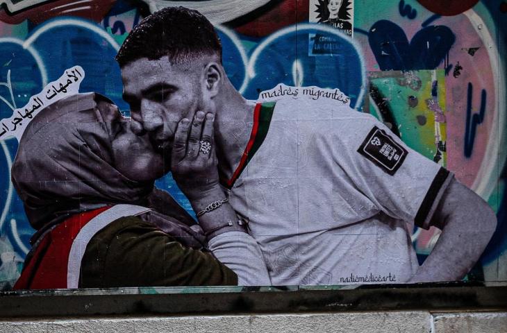 Potret Achraf Hakimi saat dicium ibundanya dalam sebuah mural yang dibuat di Barcelona, Spanyol. (Twitter/@GOALAfrica)