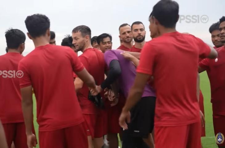 Kiper timnas Indonesia, Muhammad Riyandi yang mendapat ucapan selamat dari rekan setim karena akan menikah. (YouTube/PSSI TV)