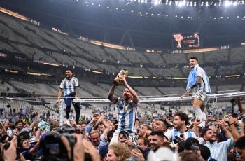 Foto Lionel Messi Angkat Trofi Piala Dunia 2022 Sah Jadi Postingan Instagram dengan Likes Terbanyak