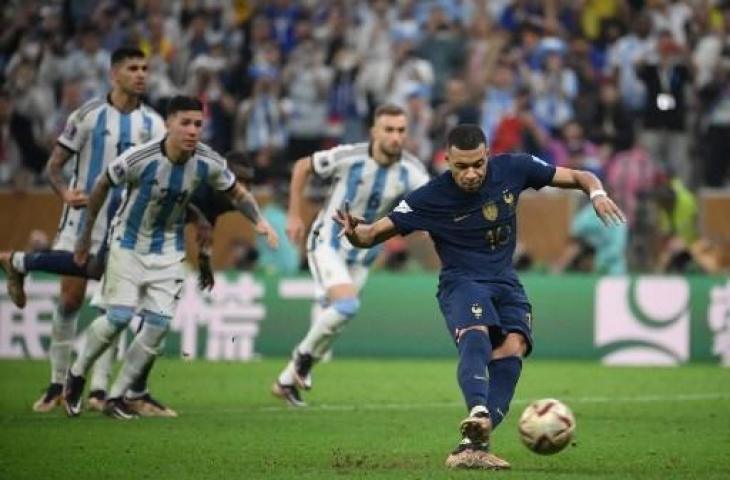 Momen Kylian Mbappe cetak gol ke gawang Argentina di final Piala Dunia 2022. (AFP)