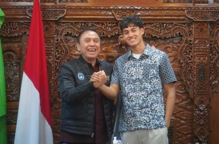 Ketum PSSI, Mochamad Iriawan, bersama calon pemain naturalisasi Rafael Struick. (Instagram/@mochamadiriawan84)