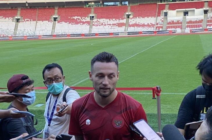 Gelandang tim nasional Indonesia Marc Klok menjawab pertanyaan media setelah latihan di Stadion Gelora Bung Karno, Jakarta, Selasa (20/12/2022). (ANTARA/Shofi Ayudiana)