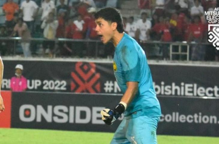 Aksi kiper Malaysia, Syihan Hazmi gagalkan penalti pemain Myanmar di Piala AFF 2022. (Dok. AFF)