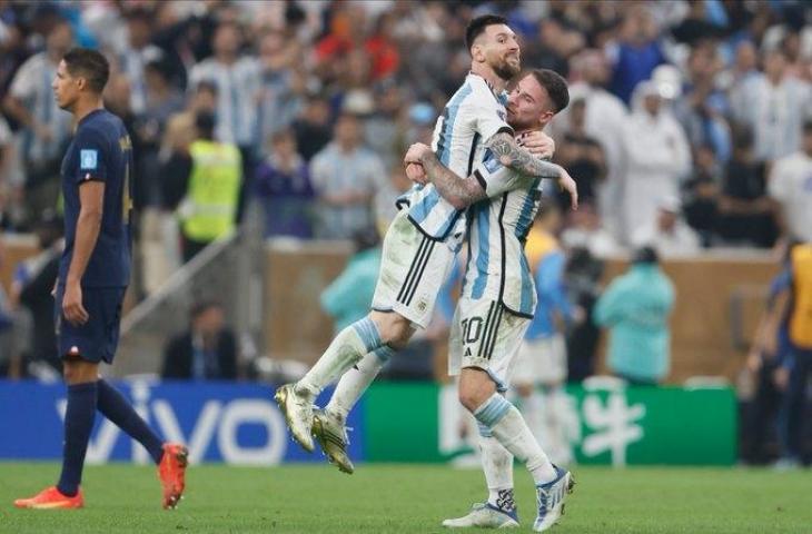 Potret Alexis Mac Allister dan Lionel Messi saat bela Argentina lawan Prancis di final Piala Dunia 2022. (Twitter)