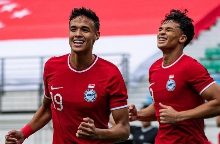 Pemain Timnas Singapura, Ilhan Fandi (kiri) selebrasi usai mencetak gol. (Instagram/@ilhanfa)