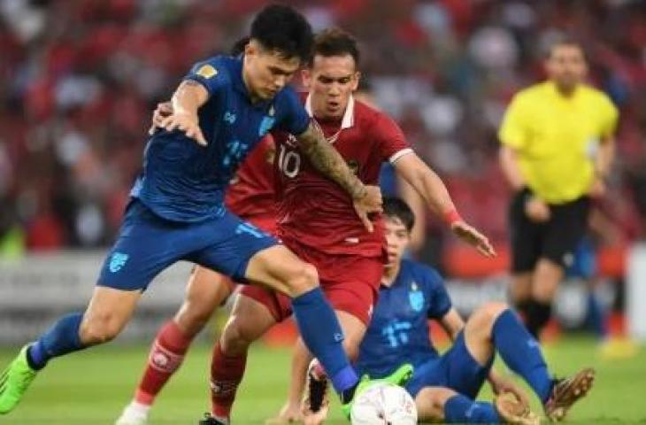 Pesepak bola Timnas Indonesia Egy Maulana Vikri (kanan) berebut bola dengan pesepak bola Timnas Thailand Suphanan Bureerat (kiri) dalam pertandingan Grup A Piala AFF 2022 di Stadion Utama Gelora Bung Karno (SUGBK), Jakarta, Kamis (29/12/2022). Indonesia dan Thailand bermain imbang 1-1. (ANTARA FOTO/Akbar Nugroho Gumay/tom).