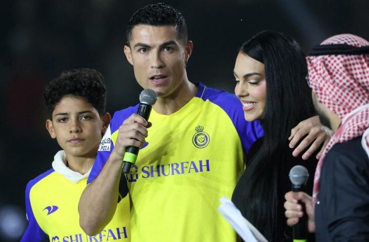 Cristiano Ronaldo saat diperkenalkan sebagai pemain baru Al Nassr. (AFP)