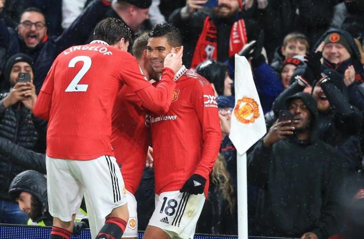 Gelandang Manchester United, Casemiro (kanan), selebrasi usai mencetak gol pembuka melawan Bournemouth di Old Trafford di Manchester, barat laut Inggris, pada 3 Januari 2023. (AFP/Lindsey Parnaby)