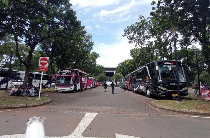 Rombongan suporter PSIS Semarang tiba di Stadion Utama Gelora Bung Karno, Jakarta untuk mendukung Timnas Indonesia melawan Vietnam pada semifinal Piala AFF 2022, Jumat (6/1/2023). [www.mxkc.sbs/Ronald Seger Prabowo]