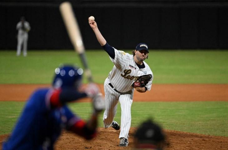 Elih Villanueva dari Leones del Caracas melakukan lemparan selama pertandingan Liga Bisbol Venezuela antara Tiburones de la Guaira dan Leones del Caracas, di stadion Universitario di Caracas, pada 5 Desember 2022. (AFP/Federico Parra)