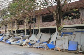 Miris! Kondisi Kumuh Stadion My Dinh, Rumput Jelek, Area Pemain Pengganti Bak Halte Bus