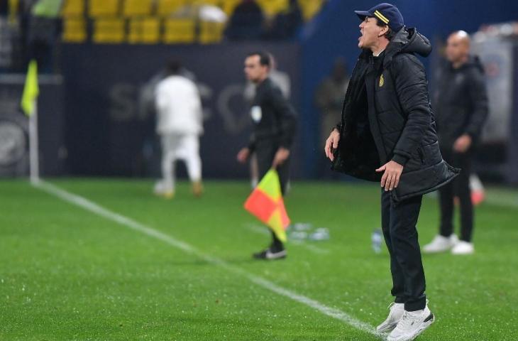 Pelatih Al-Nassr Rudi Garcia berbicara kepada para pemainnya selama pertandingan sepak bola Liga Pro Saudi antara Al-Nassr dan At-Tai di Stadion Mrool Park di ibu kota Saudi, Riyadh pada 6 Januari 2023. (AFP)