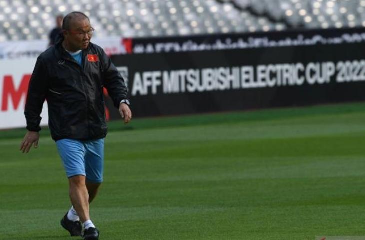 Arsip - Pelatih Timnas Vietnam Park Hang-seo memantau pemainnya berlatih menjelang laga semifinal Piala AFF 2022 di Stadion Utama Gelora Bung Karno, Jakarta, Kamis (5/1/2023). ANTARA FOTO/Akbar Nugroho Gumay/rwa.