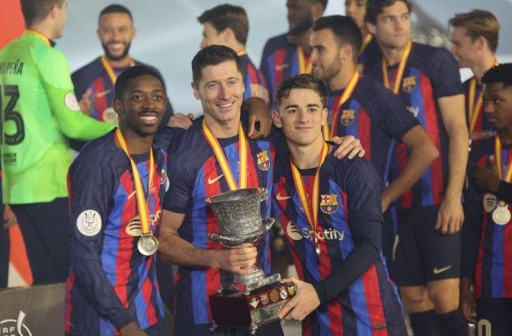 Pemain Barcelona Ousmane Dembele, Robert Lewandowski dan Gavi berpose dengan trofi Piala Super Spanyol setelah menang atas Real Madrid di Riyadh Arab Saudi 15 Januari 2023. (ANTARA/AFP/GIUSEPPE CACACE)