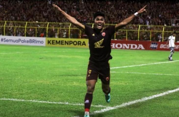 Pemain PSM Makassar Ramadhan Sanantha selebrasi usai jebol gawang Persib Bandung di BRI Liga 1 2022. (Antara)