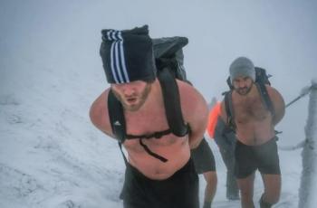 Aksi Gila Eks Striker Chelsea Andre Schurrle, Naik Gunung Bersalju dengan Kondisi Setengah Telanjang