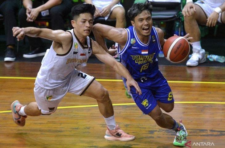 Pebasket Bima Perkasa Jogja Samuel Devin Susanto (kiri) berebut bola dengan pebasket Prawira Harum Bandung Yudha Saputera (kanan) saat pertandingan Indonesian Basketball League (IBL) 2023 di GOR Merpati, Denpasar, Bali, Selasa (17/1/2023). Bima Perkasa Jogja menang atas Prawira Harum Bandung dengan skor 72-70. [ANTARA FOTO/Fikri Yusuf/foc]