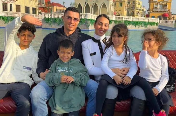 Momen Cristiano Ronaldo liburan bareng keluarga di sebuah taman di Riyadh. (Instagram/cristiano)