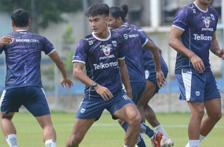 Bek Persib Bandung, Zalnando saat sesi latihan bersama tim. (Instagram/@zalnando2727)