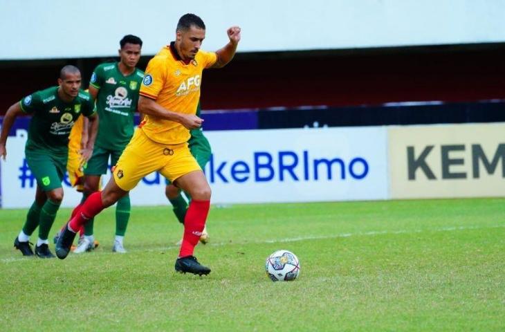 Arthur Felix Da Silva, pemain asal Brasil saat masih bergabung dengan Persik Kediri. Manajemen memutuskan untuk melepasnya setelah Artur meminta izin untuk segera pulang ke Brasil guna mendampingi ayahnya yang saat ini sakit keras dan kemungkinan akan segera menjalani operasi guna pemyembuhan. ANTARA/ HO-Persik Kediri