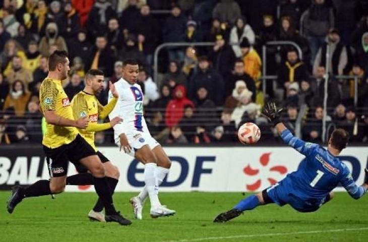 Kylian Mbappe borong 5 gol saat Paris Saint-Germain kalahkan klub divisi 6 Pays de Cassel 7-0 di Piala Prancis. (AFP)