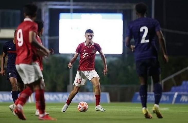 Pemain Utrecht U-21, Ivar Jenner saat berseragam Indonesia dalam laga uji coba bersama Timnas Indonesia U-21. (Instagam/@ivarjnr)