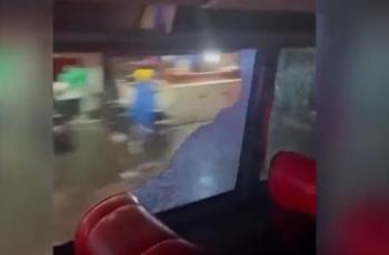 Beredar Video Bus Arema FC Dilempar Batu, Tiga Orang Dilaporkan Jadi Korban