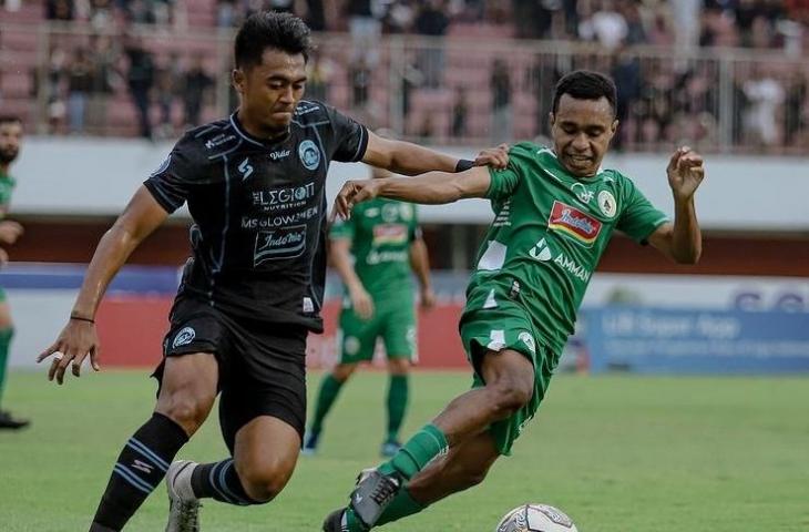 Pemain PSS berduel dengan Arema FC pada lanjutan BRI Liga 1 2022/2023 di Stadion Maguwoharjo, Sleman, Kamis (26/1/2023). (Instagram/@pssleman)