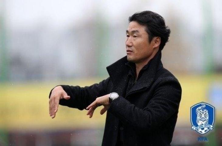 Pelatih Jeonnam Dragons, Lee Jang-kwan. (Twitter/@KORFootballNews)