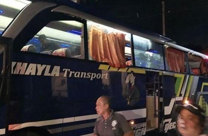 Kaca bus yang digunakan Arema FC tampak pecah dilempari oknum usai pertandingan pekan ke-20 Liga 1 2022-2023 melawan PSS Sleman yang berakhir dengan skor 2-0 di Stadion Maguwoharjo Sleman, Kamis (26/1/2022) malam (Foto: Dok. Arema FC)