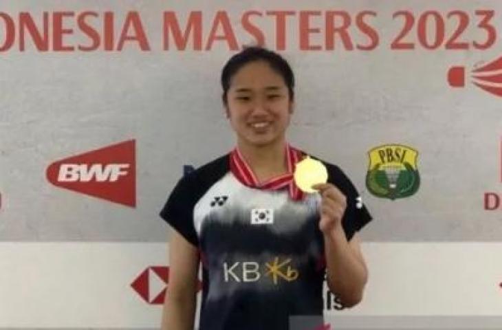 Pebulu tangkis Korea Selatan An Se Young keluar sebagai juara tunggal putri Indonesia Masters 2023 setelah mengalahkan Carolina Marin dari Spanyol pada pertandingan babak final di Istora Senayan, Jakarta, Minggu. (ANTARA/Roy Rosa Bachtiar)