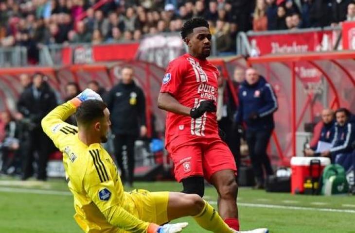 Momen cerdik kiper Feyenoord, Justin Bijlow menghentikan serangan balik lawan dengan melempat bola yang sudah keluar masuk ke dalam lapangan. (Twitter)