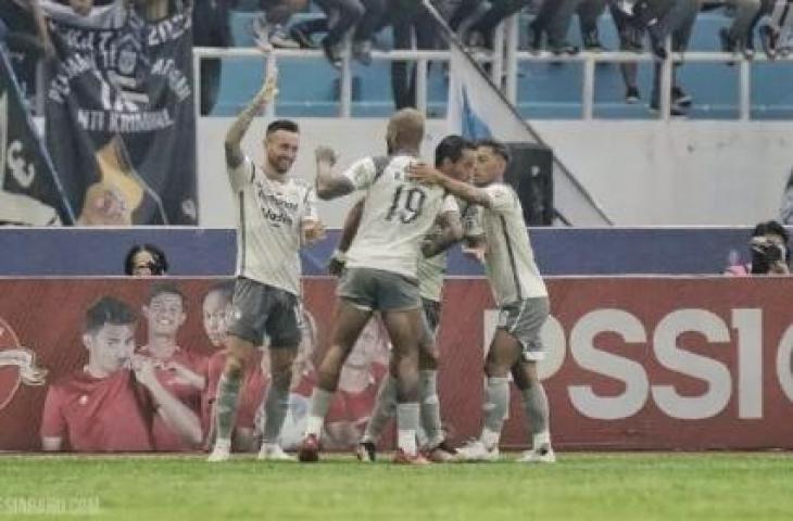 Para pemain Persib Bandung merayakan gol ke gawang PSIS Semarang pada laga BRI Liga 1 di Stadion Jatidiri, Semarang, Selasa (31/1/2023). [dok. LIB]