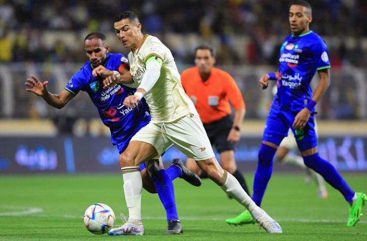 Cristiano Ronaldo saat membela Al Nassr versus Al Fateh di Liga Arab Saudi, Jumat (3/2/2023). (AFP/Ali Aldaif)