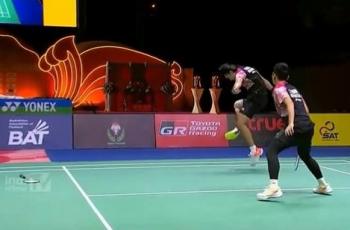 Aksi Kocak Daniel Marthin di Final Thailand Masters 2023, Berusaha Sepak Shuttlecock saat Raket Lepas