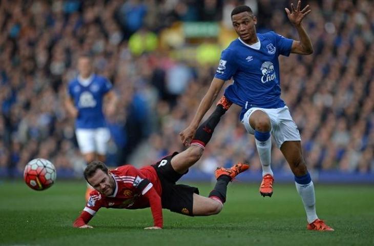 Brendan Galloway (kiri) ketika membela Everton kontra Manchester United. (AFP)