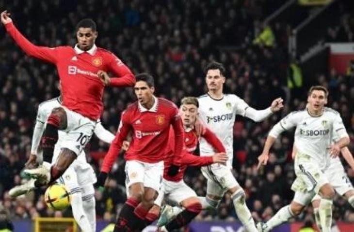 Striker Manchester United Marcus Rashford (kiri) menembak dan gagal mencetak gol selama pertandingan tunda pekan ke-8 Liga Inggris antara Manchester United vs Leeds United di Old Trafford, Manchester, barat laut Inggris, pada 8 Februari 2023. Oli SCARFF/AFP.