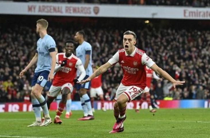 Selebrasi Leandro Trossard usai cetak gol saat Arsenal ditahan imbang Brentford 1-1. (AFP)