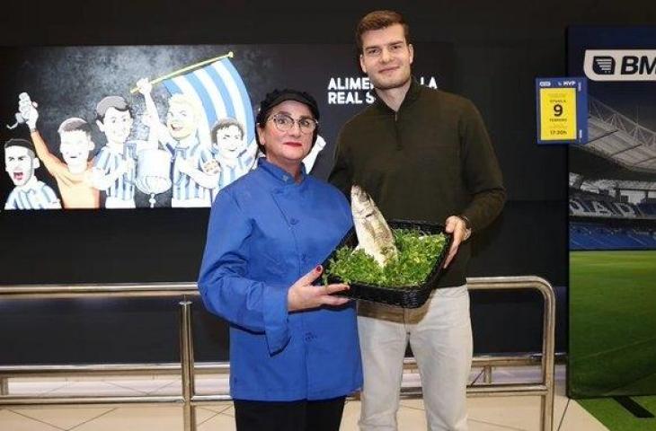 Penyerang andalan Real Sociedad, Alexander Sorloth, mendapat hadiah ikan. (Twitter/@FootballTalkHQ)