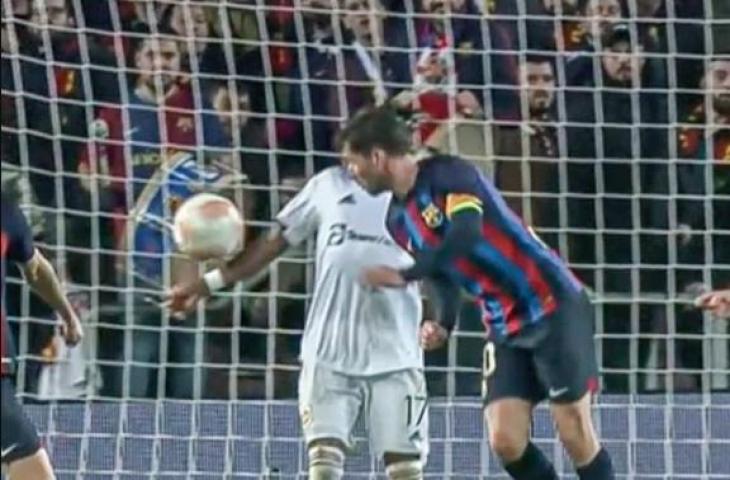 Momen kontroverisal wasit saat tak cek VAR meski Fred handball di kotak penalti, bikin Barcelona gagal menang. (Twitter)