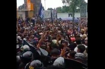 Video Aksi Suporter PSIS Semarang yang Ngotot Masuk meski Sudah Dilarang, Berujung Ribut dengan Polisi