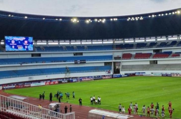 Pertandingan PSIS Semarang melawan Persis Solo di Stadion Jatidiri Semarang, Jumat, disetop sementara saat ricuh suporter di luar stadion. (ANTARA/ I.C.Senjaya)