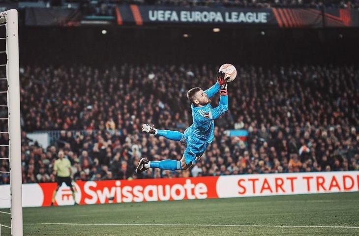 Potret penyelamatan David de Gea menghentikan tendangan roket Rapinha saat Barcelona vs Manchester United di leg I babak 16 besar Liga Champions 2022/2023, Jumat (17/2/2023). (Twitter/@D_DeGea)