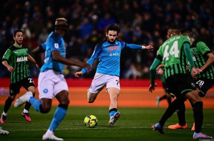 Penyerang Napoli Khvicha Kvaratskhelia (tengah) melepaskan tembakan pada pertandingan Liga Italia melawan Sassuolo yang dimainkan di Stadio Citta del Tricolore, Reggio Emilia, Jumat (17/2/2023). (ANTARA/AFP/Marco BERTORELLO)