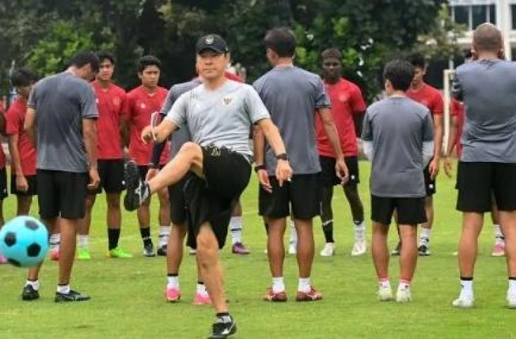 Pelatih Timnas Indonesia Shin Tae-yong (tengah) menendang bola saat memimpin latihan Timnas U-20 di Lapangan A, Kompleks Gelora Bung Karno, Senayan, Jakarta, Sabtu (18/2/2023). ( ANTARA FOTO/Indrianto Eko Suwarso/tom)