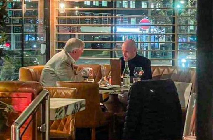 Sir Alex Ferguson dan Erik Ten Hag terciduk bertemu di sebuah cafe. (Twitter)