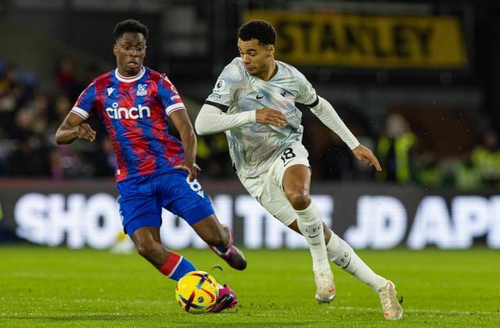 Penyerang Liverpool, Cody Gakpo mengecoh pemain Crystal Palace dalam lanjutan Liga Inggris 2022/2023, Minggu (26/2/2023). (Twitter/@LFC)